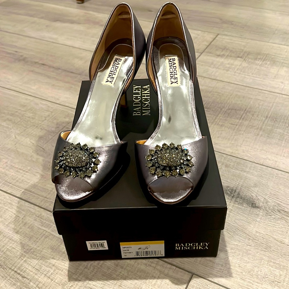 Excellent condition vintage Badgley Mischka silver pumps w crystals size 10
